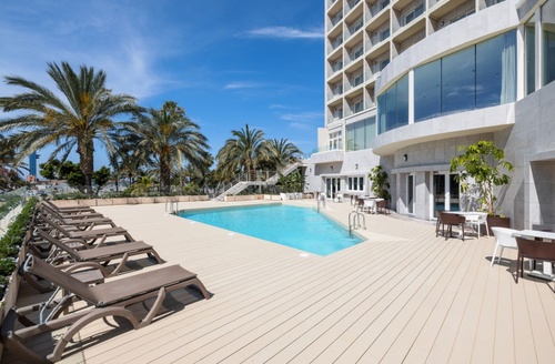 Hotel en el centro de Almería: piscina y palmeras en Ohtels Gran Hotel Almería.