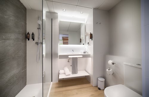 Baño moderno con ducha y lavabo en Hotel cerca de Port Aventura, Salou | Ohtels Belvedere
