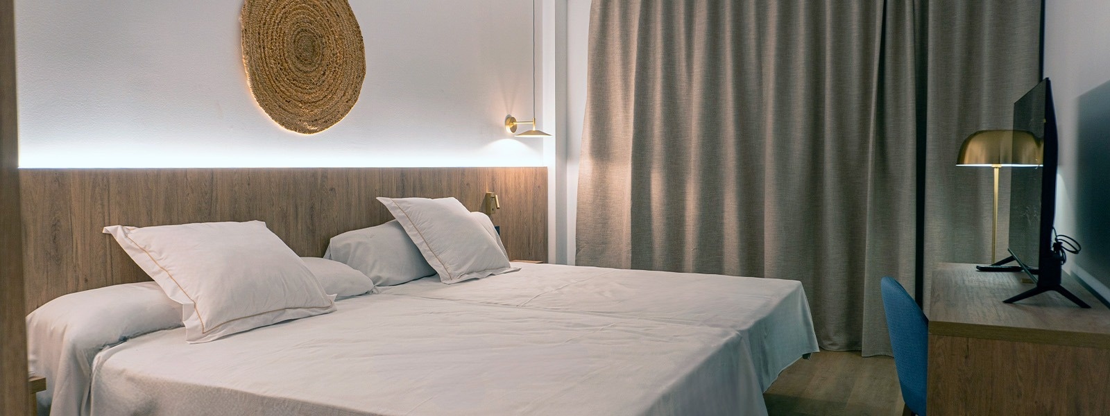 une chambre d' hôtel avec un lit et une télévision
