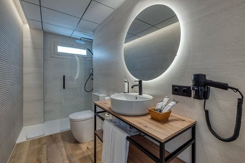 un baño con un lavabo y un secador de pelo