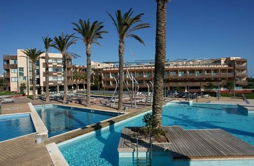 Hotel Ohtels Les Oliveres: Piscinas y palmeras en el Delta del Ebro.