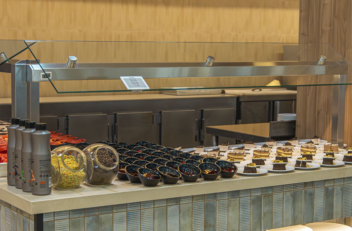 Ohtels: Opciones de postres en buffet, incluyendo pasteles y decoraciones.