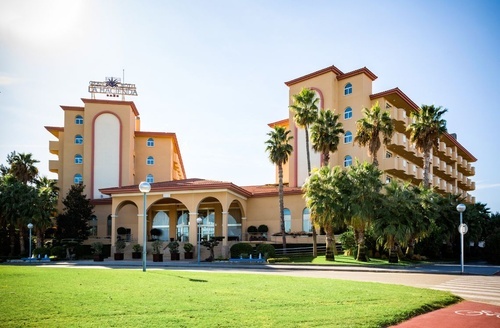 Ohtels La Hacienda : Hôtel tout compris à La Pineda avec palmiers et piscine.