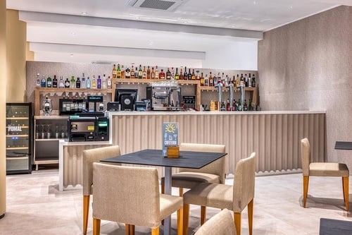 un restaurante con mesas y sillas y un bar