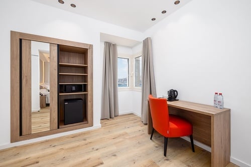 una habitación con un escritorio y una silla roja