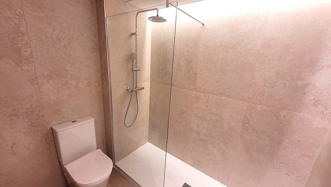 une salle de bain avec une toilette et une douche