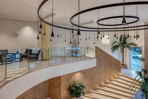 una escalera que conduce a la segunda planta de un edificio