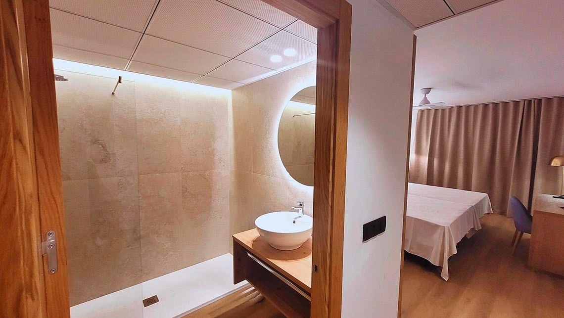 une salle de bain avec un lavabo et un miroir