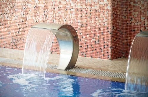 Cascade d'eau relaxante à l'Hôtel Ohtels La Hacienda, votre choix tout compris à La Pineda.