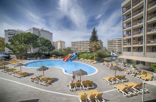 Hotel Ohtels Belvedere: piscina con toboganes y tumbonas, cerca de Port Aventura, Salou.
