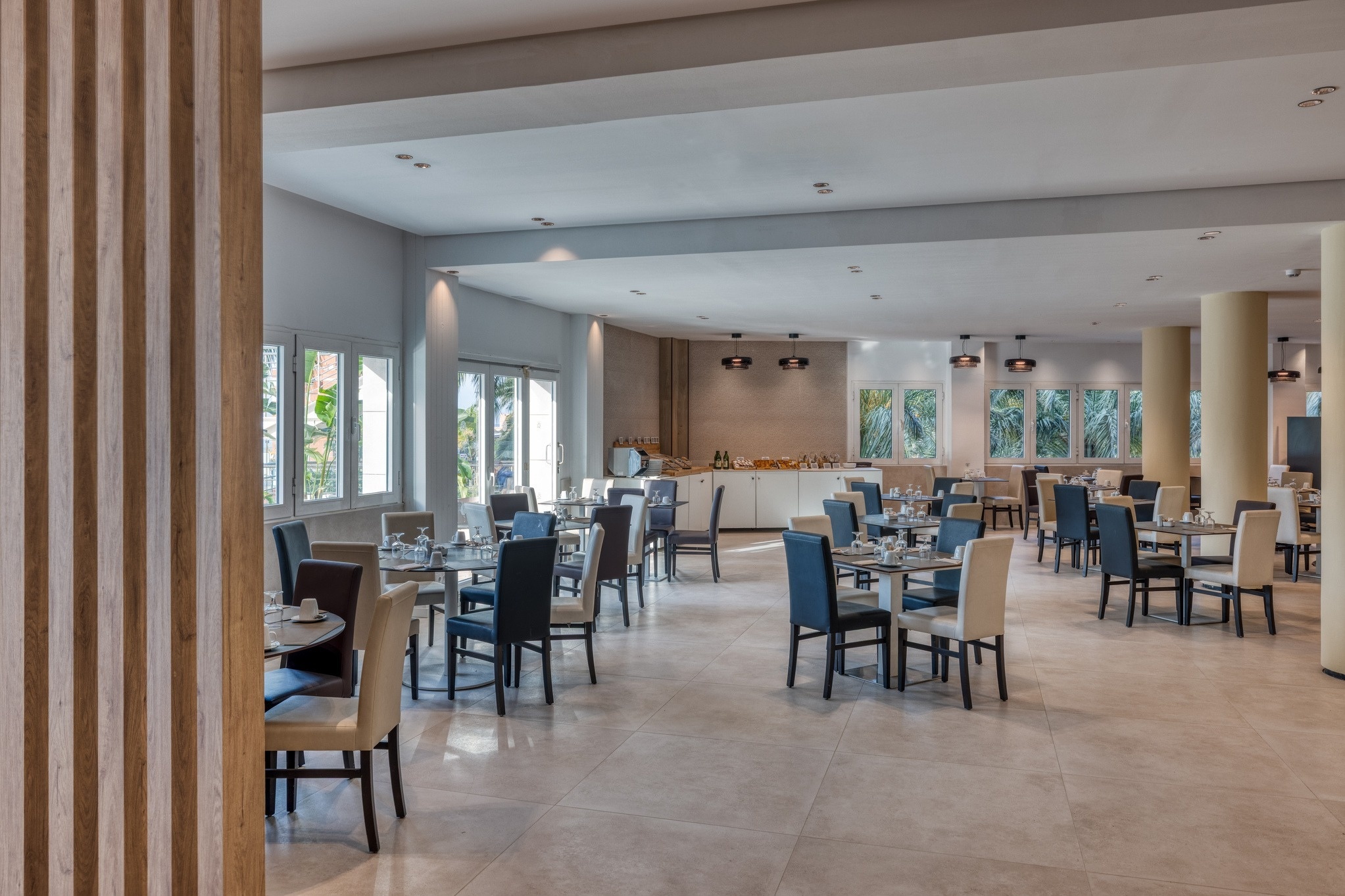 una habitación llena de mesas y sillas en un restaurante