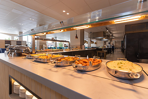 Buffet de hotel com variedade de pratos, incluindo Hotel tudo incluído em La Pineda | Ohtels La Hacienda.