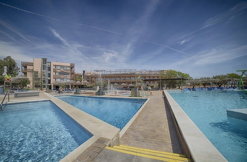 Hotel en el Delta del Ebro | Ohtels Les Oliveres con piscinas y vistas al cielo azul.