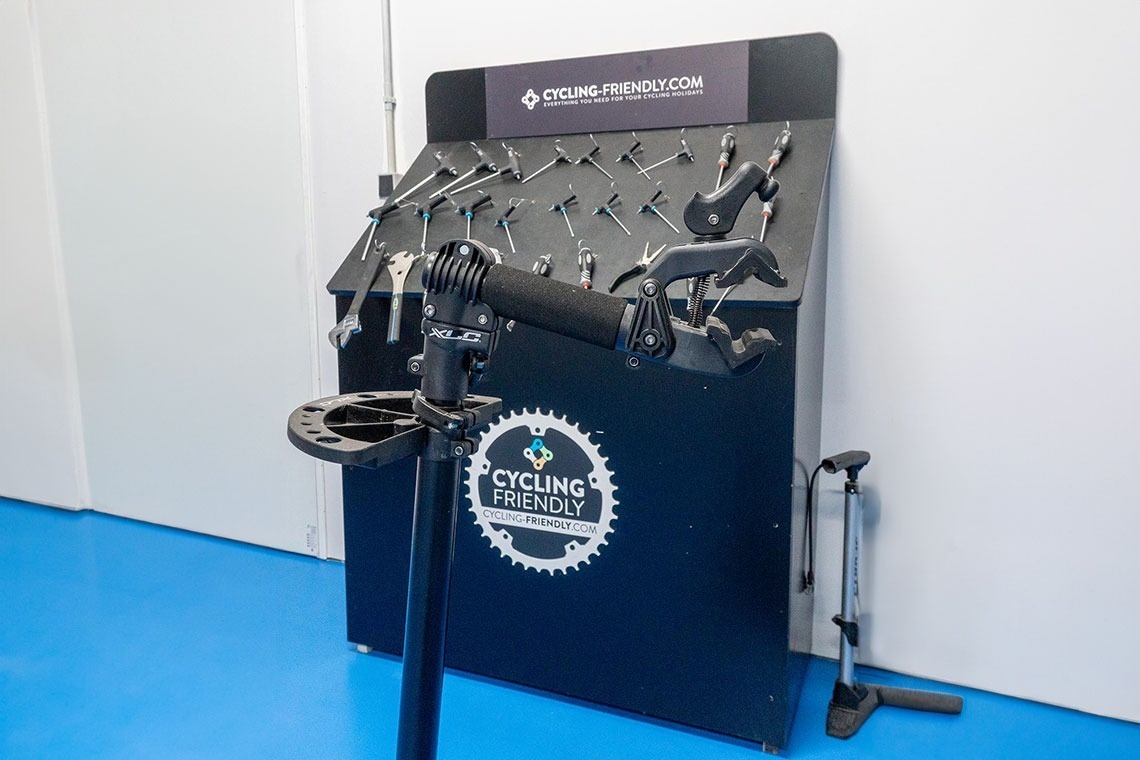 un support avec des outils et une plaque avec le site cyclisme-friendly.com