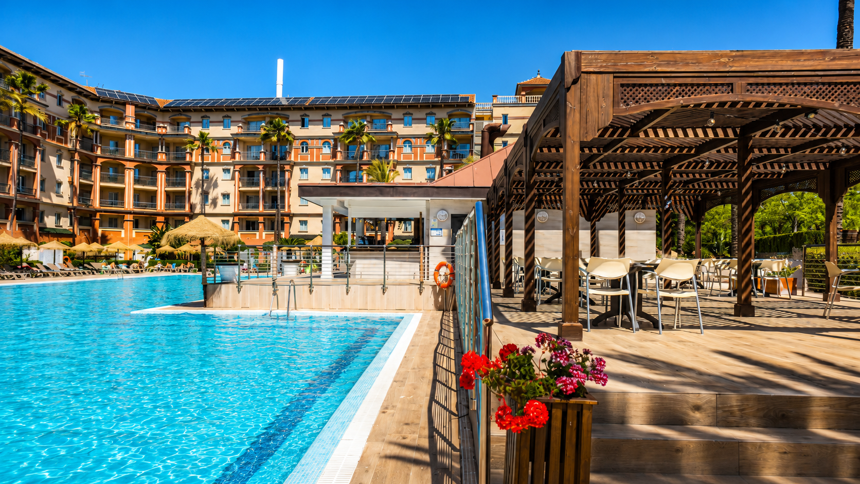 Pool and grounds of Ohtels Islantilla, an all-inclusive hotel in Islantilla, Huelva.