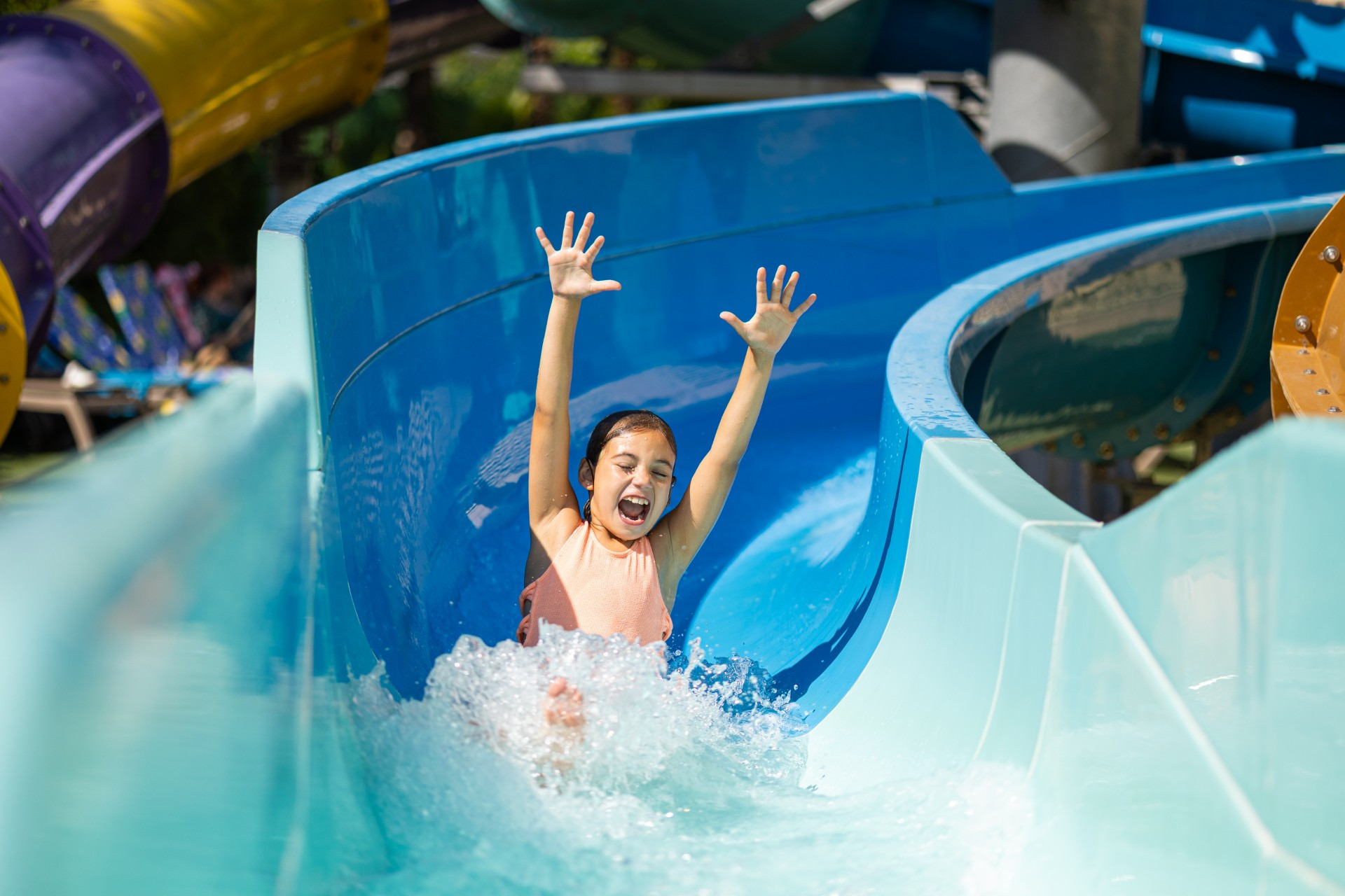 Ohtels: Corporativa. Niños disfrutando en flotador en piscina.