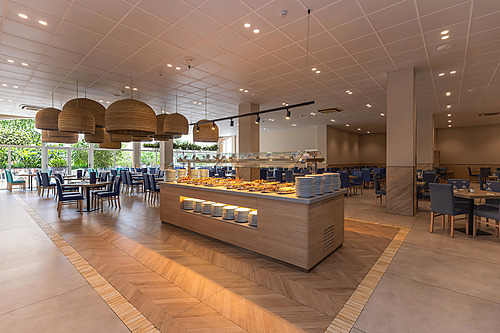 Buffet do hotel com mesas e cadeiras em tons de azul. Hotel tudo incluído em La Pineda | Ohtels La Hacienda