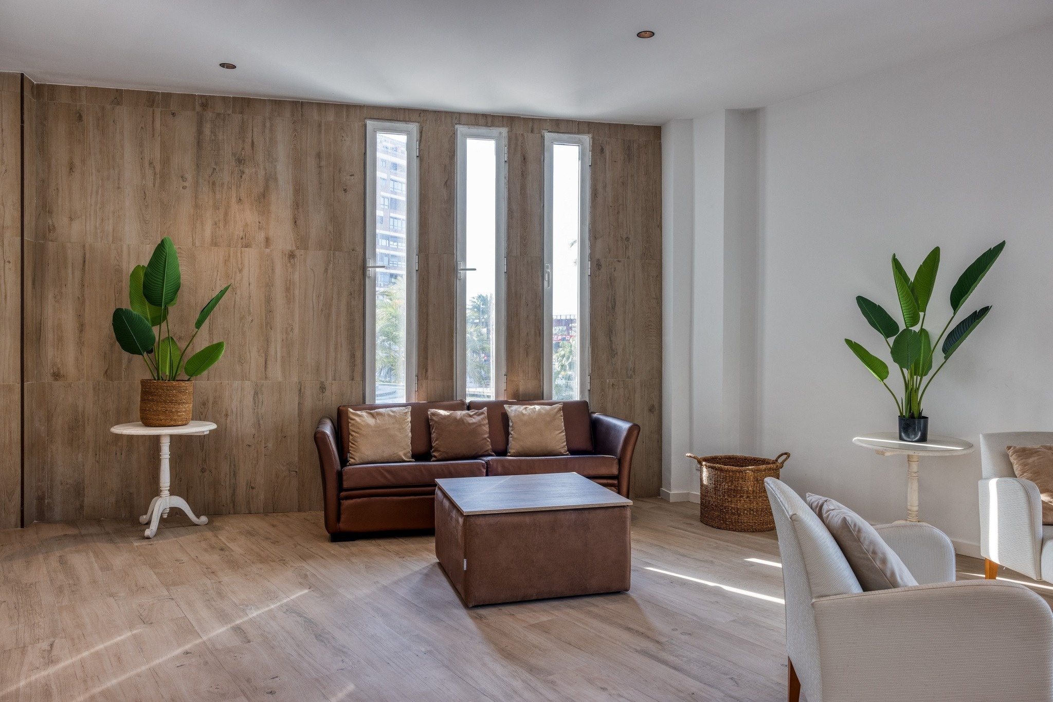 una sala de estar con un sofá y una mesa