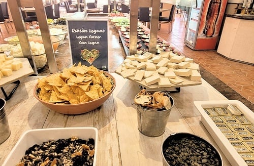 Buffet vegano en Hotel todo incluido en La Pineda | Ohtels La Hacienda: quesos, nachos y más.