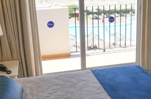 Quarto de hotel com vista para piscina e praia, Hotel em Cabo de Gata | Hotéis Cabogata | Website oficial