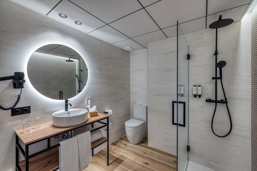 un baño con lavabo , inodoro y ducha
