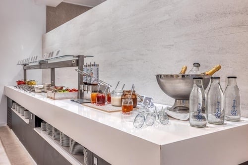 un buffet con botellas de aquafina y champán