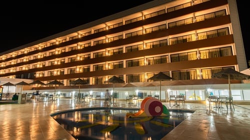 un grand bâtiment avec beaucoup de fenêtres est éclairé la nuit