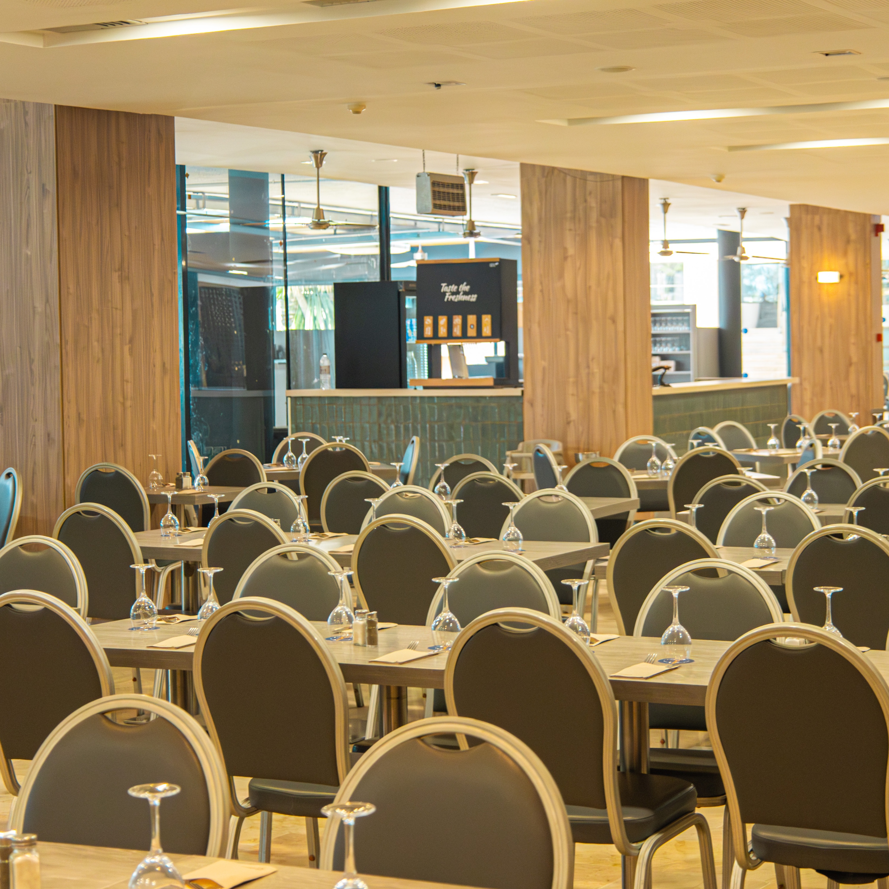 Mesas de banquete preparadas en Ohtels: Corporativa, ideal para eventos.