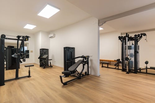 une salle de sport remplie de nombreux appareils de musculation