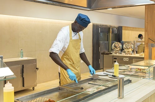 Chef cocinando en el restaurante Ohtels Les Oliveres, Hotel en el Delta del Ebro.