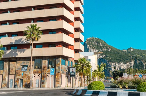 Hotel moderno en La Línea de la Concepción, Ohtels Campo de Gibraltar, con vistas a la montaña.