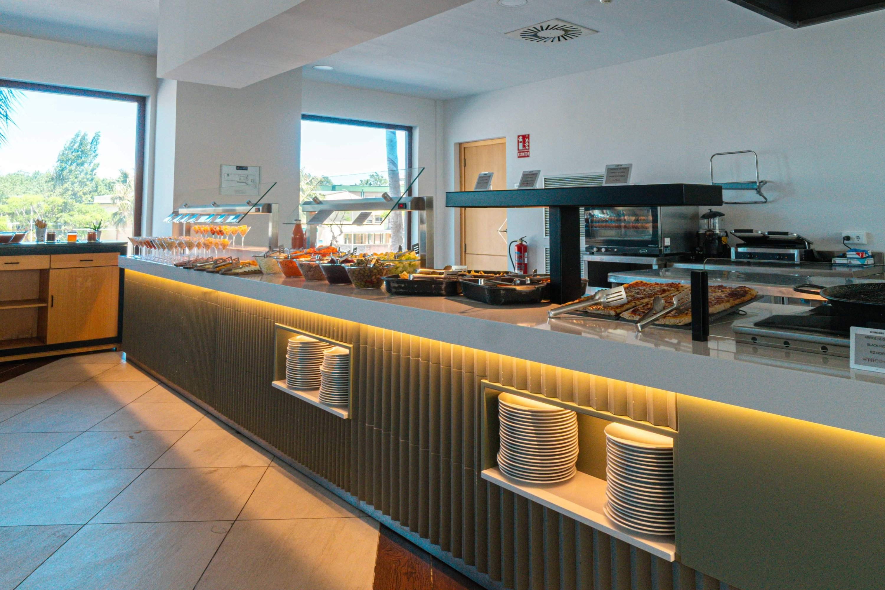 uma área de buffet com muitos pratos e comida