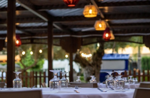 Tables dressées pour dîner à l'extérieur de l'Hôtel tout compris à Islantilla, Huelva | Ohtels Islantilla.