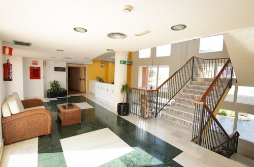 Hall d'entrée spacieux avec escalier, canapé en osier. Hôtel à Cabo de Gata | Ohtels Cabogata | Sitio web oficial