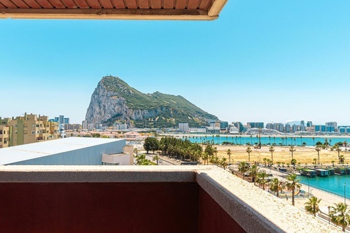uma vista de uma cidade com uma montanha ao fundo