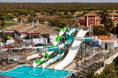 um parque aquático com escorregadores e uma piscina