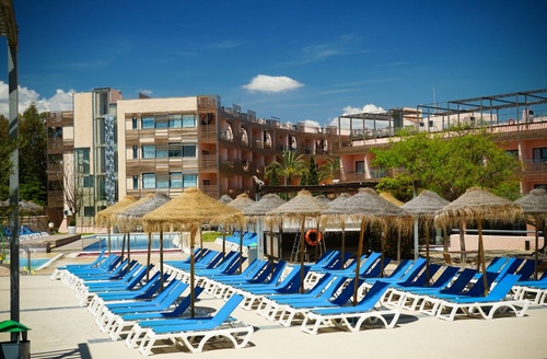 Ohtels Les Oliveres: hotel con piscina y tumbonas en el Delta del Ebro, Perelló.