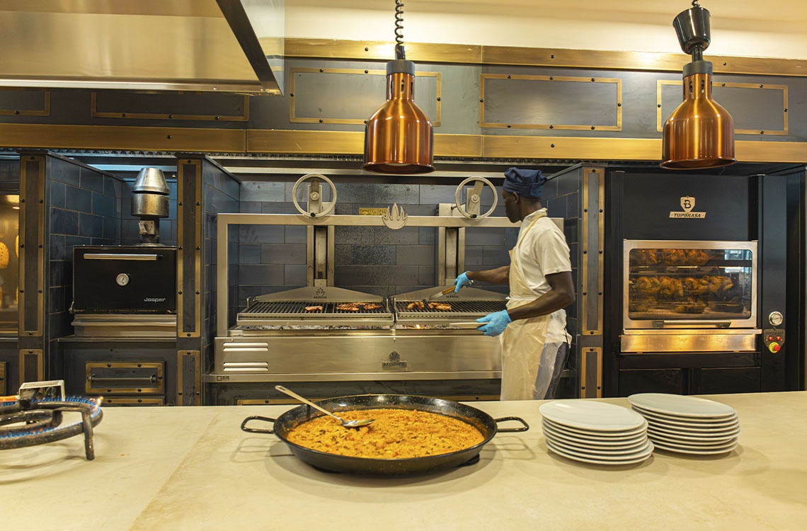 Ohtels: Cocina corporativa con parrilla y rosticería en vivo.