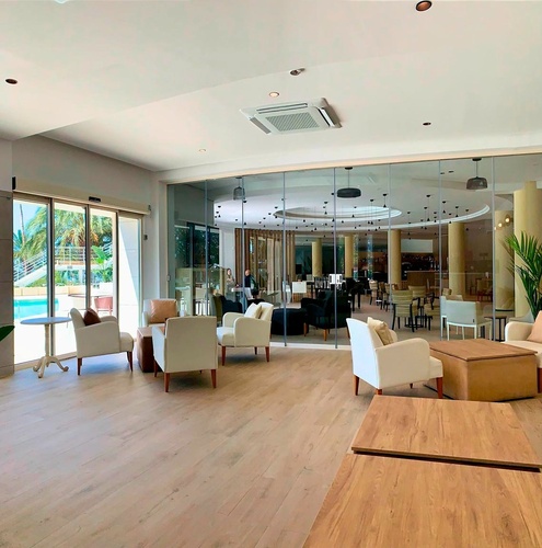 un gran salón con muchas sillas y mesas