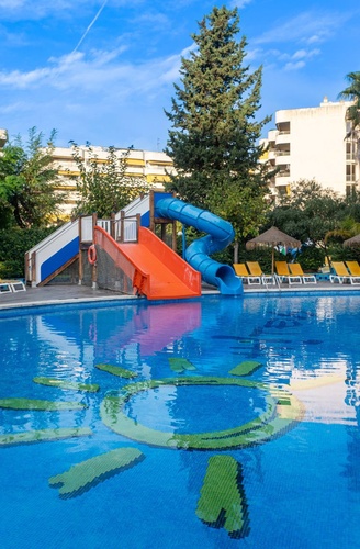 Toboggans aquatiques et piscine d'un hôtel près de Port Aventura, Salou.