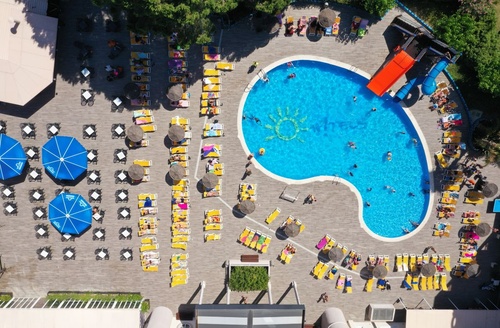 Hôtel Ohtels Belvedere près de Port Aventura, Salou : piscine, transats et parasols pour des vacances parfaites.