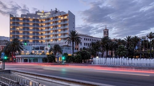 un gran hotel se encuentra en el centro de la ciudad