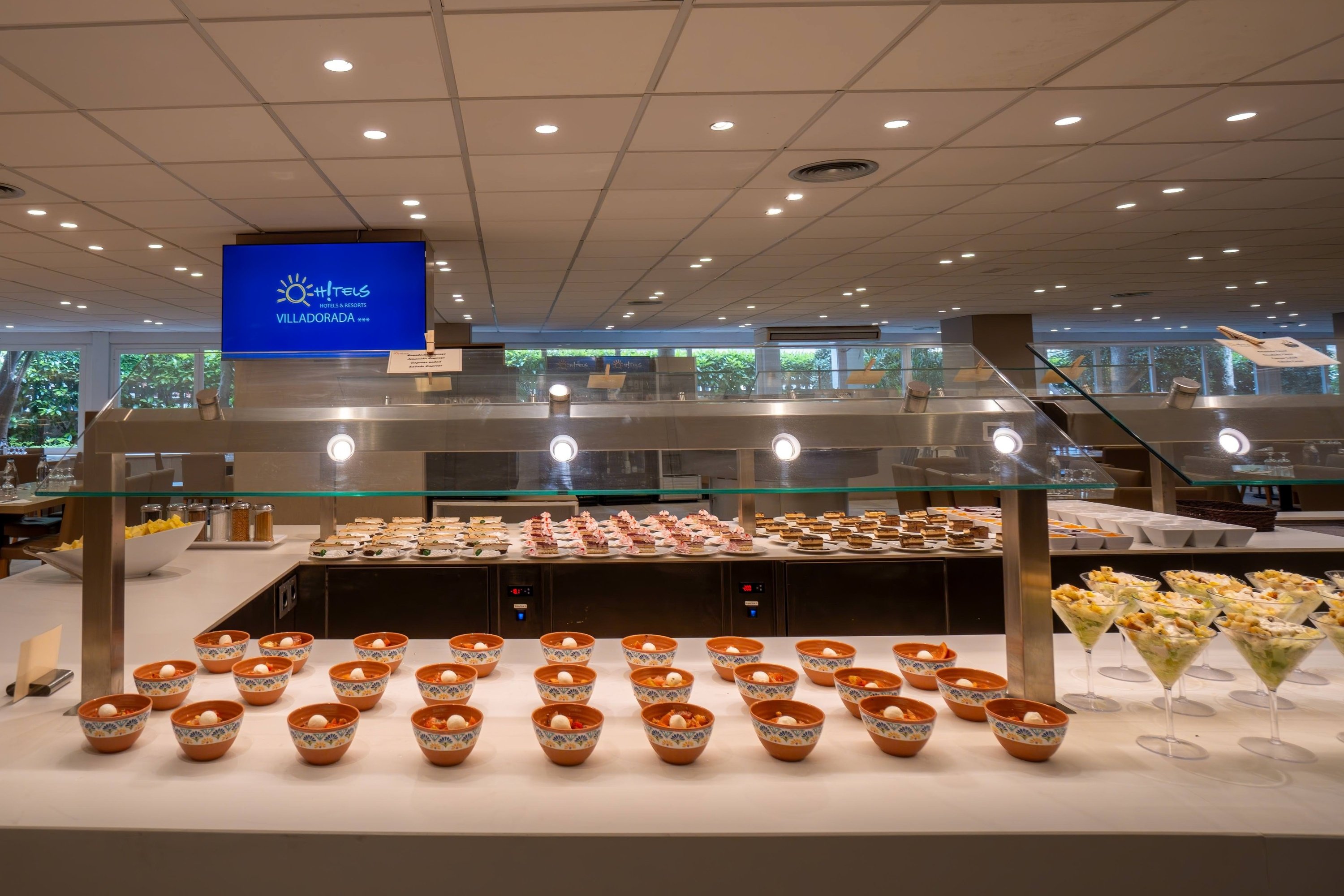 un buffet en un restaurante con una pantalla que dice saffros