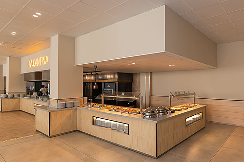 Buffet de restaurante do hotel 'Hotel tudo incluído em La Pineda | Ohtels La Hacienda' com pratos diversos e decoração moderna.