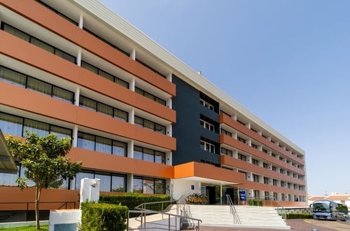 un gran edificio con muchas ventanas y escaleras