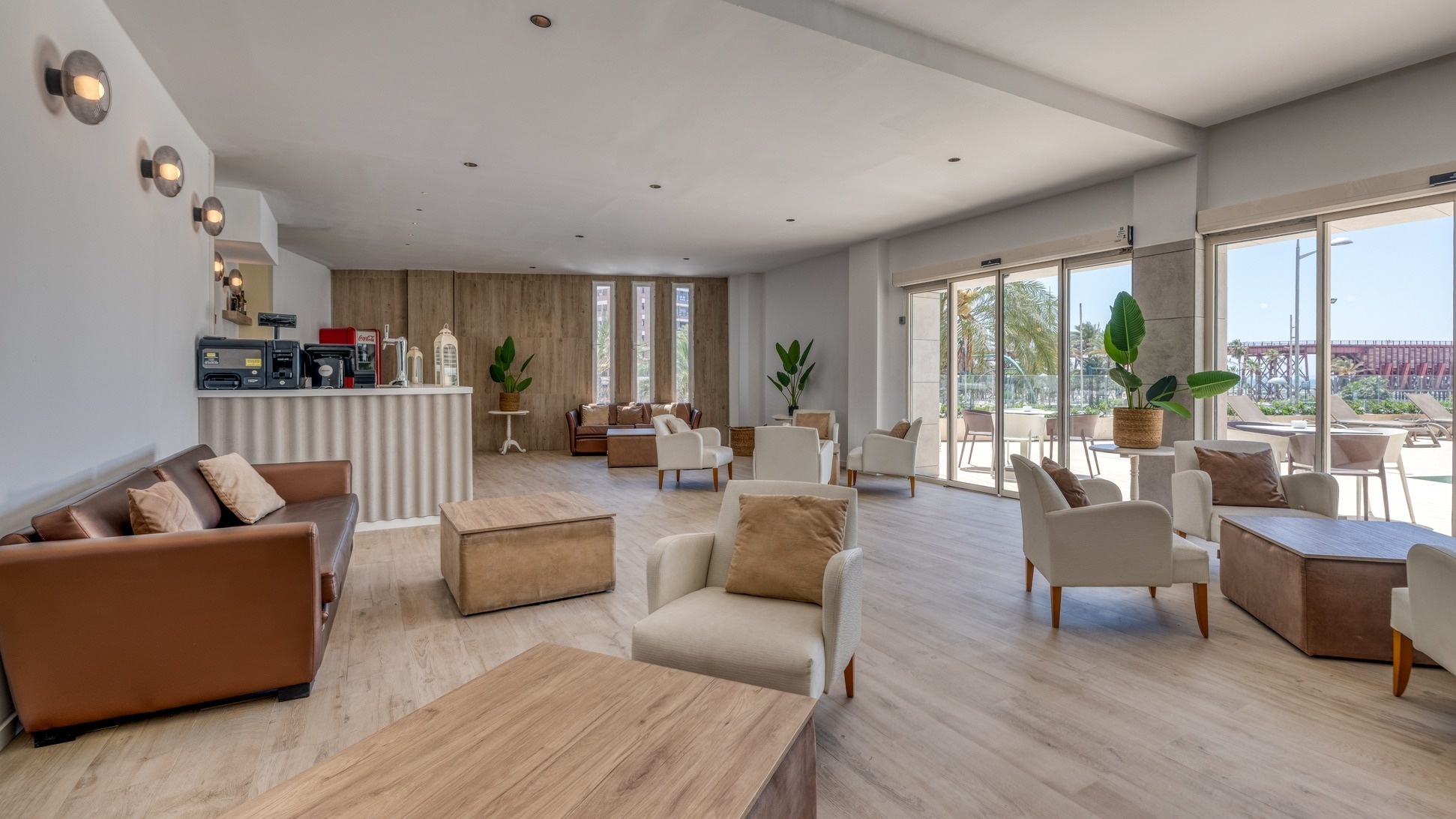 una sala de estar llena de muebles y una máquina de café