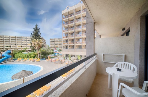 Balcon avec vue sur piscine et toboggan bleu, Hôtel près de Port Aventura, Salou | Ohtels Belvedere
