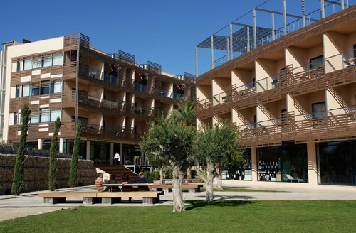 Hotel en el Delta del Ebro: terrazas, piscinas y césped en Ohtels Les Oliveres.