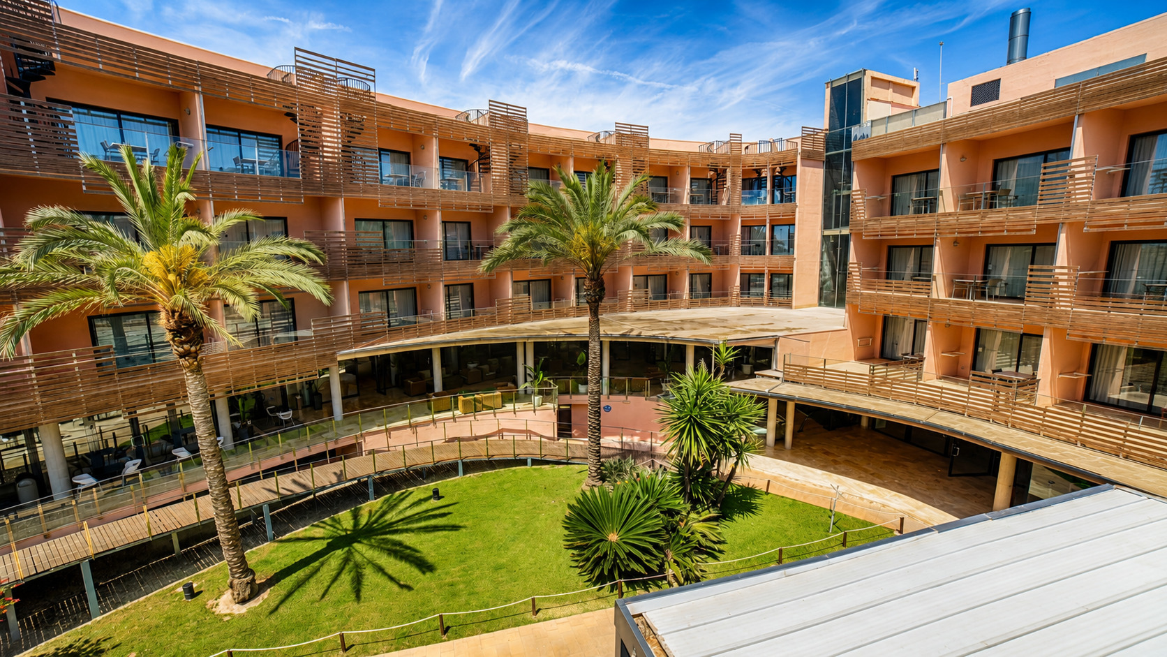 Fachada de hotel com varandas e palmeiras, ideal para Hotel no Delta do Ebro | Perello | Ohtels Les Oliveres.