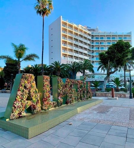 la palabra almeria está hecha de flores frente a un hotel